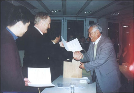 趙中州董事長(cháng)在德國接受亞太醫學(xué)會(huì )長(cháng)頒發(fā)中州藥膏研究論文獎及治療獎牌證書(shū)